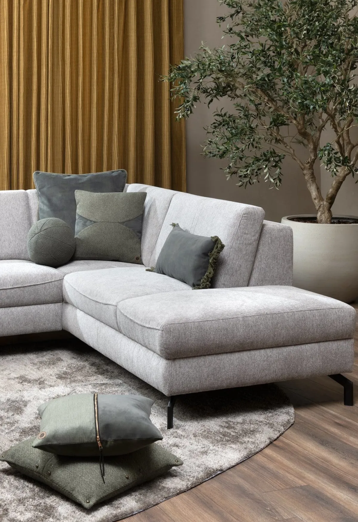 Discount XOOON Timeless Aria kussen 45x45cm in de kleur Olijf - COCOmaison