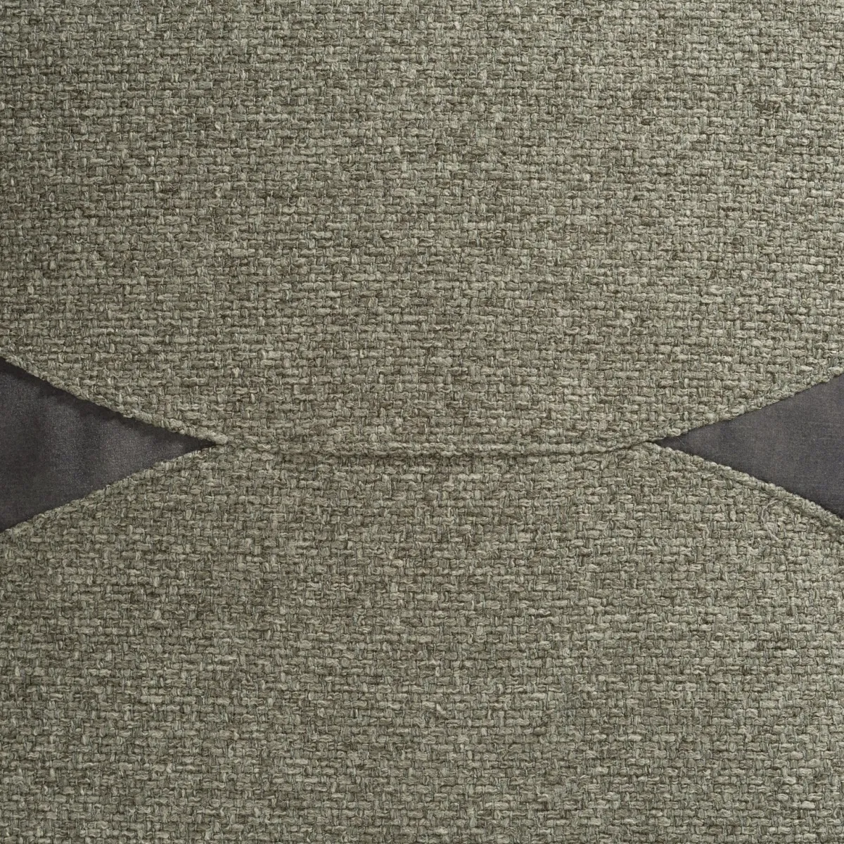 Discount XOOON Timeless Aria kussen 45x45cm in de kleur Olijf - COCOmaison