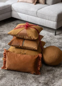 Clearance XOOON Timeless Avery kussen 50x50cm in de kleur Geel - COCOmaison