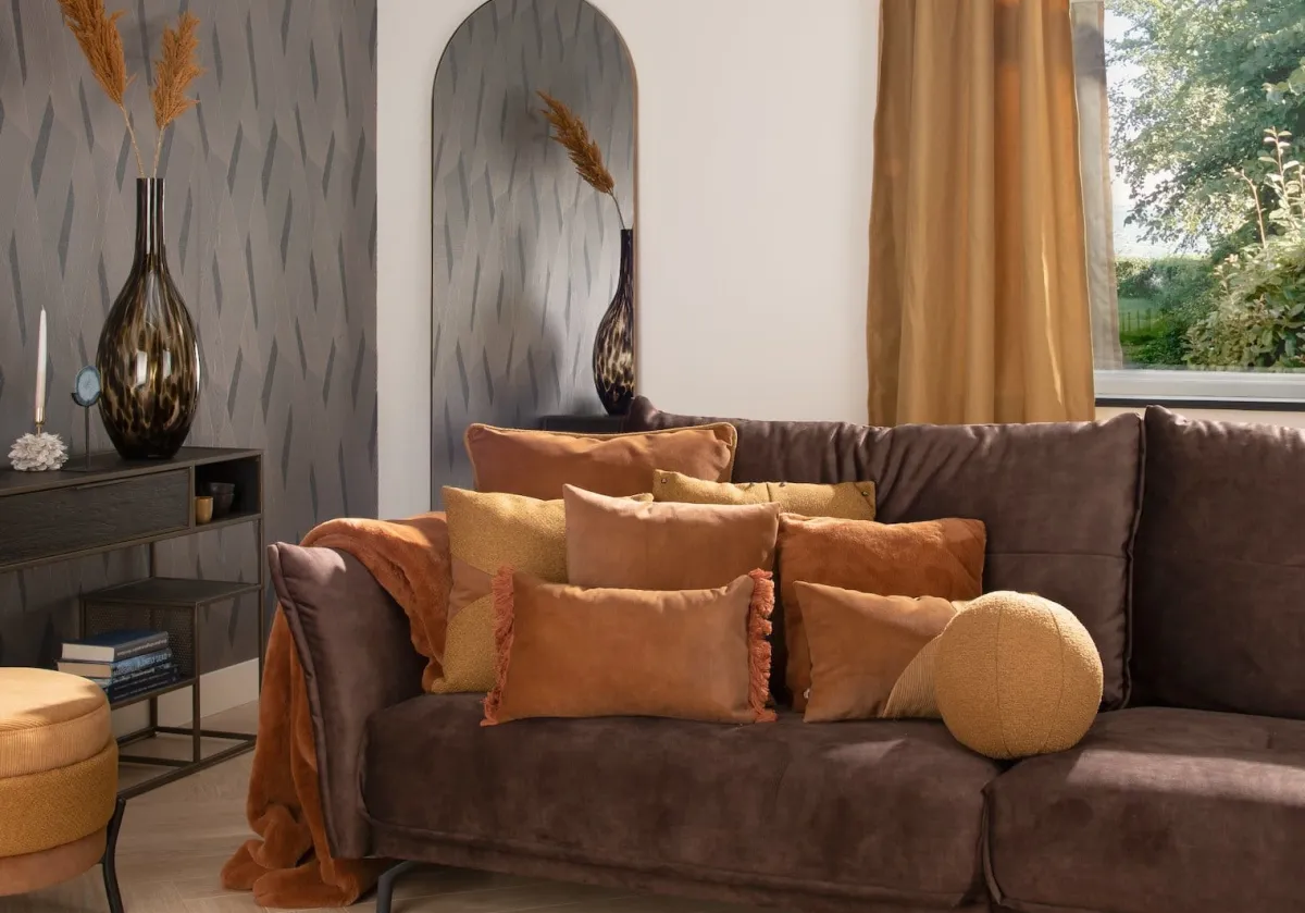 Online XOOON Timeless Scarlett kussen in de kleur Geel - COCOmaison